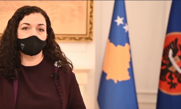 Vjosa Osmani flamurin e LDK-së e vendosë në zyren e presidences