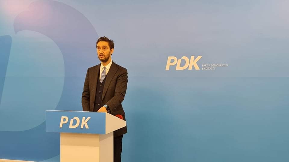 Ismaili i PDK-së: Enver Hoxhaj për kryeministër – politikan me përvojë që ka rrugëtuar me burrështetasit Hashim Thaci dhe Kadri Veseli