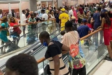 Hapet për herë të parë qendra tregtare me shkallë lëvizëse në Kamerun, qindra rrëzime në ditë