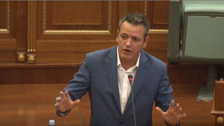 Arben Gashi në rolin e profesorit, i tregon VV-së çfarë është demokracia