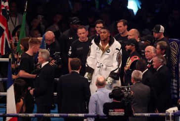 I patrembur Anthony Joshua ngjitet në ring