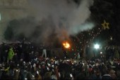 Protestuesit në Tiranë kallin pemën e vitit ri