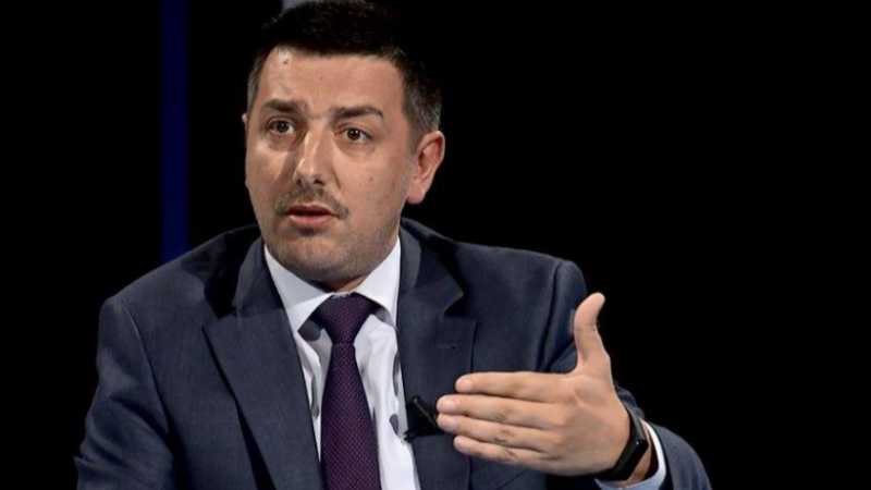 Syla: Çika e Gani Gecit, i cili i ka dy vrasje të konfirmuara flet për vrasje në Parlament