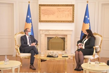 Vjosa Osmani pajtohet me Hotin rreth kërkesës për dorëheqjen e shefit të AKI-së