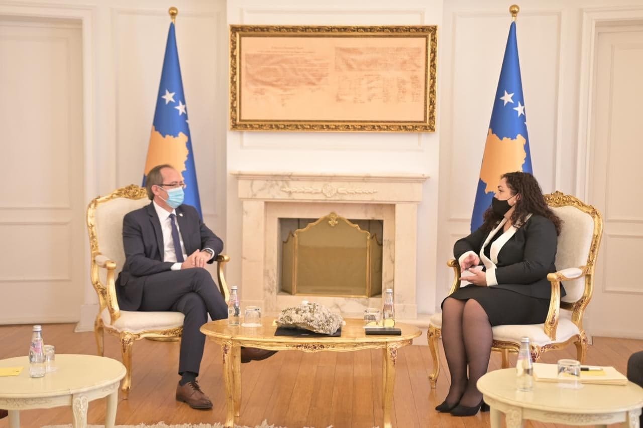 Vjosa Osmani pajtohet me Hotin rreth kërkesës për dorëheqjen e shefit të AKI-së