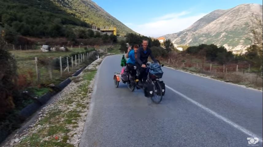 Nga Shtutgarti në Vlorë me biçikletë, çifti gjerman: Krishtlindjet do i kalojmë në Shqipëri