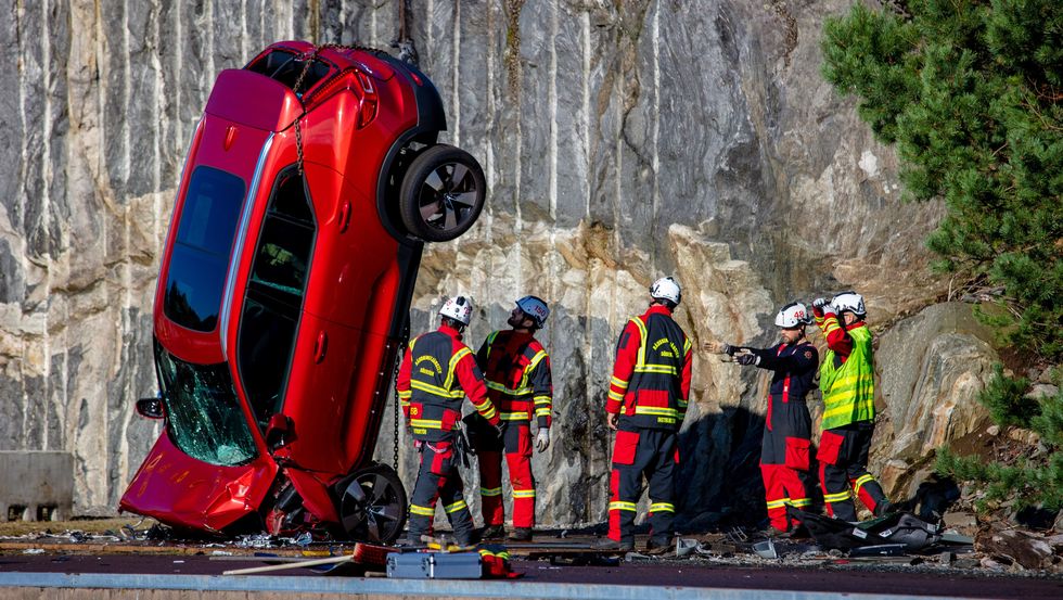 Pse Volvo hodhi dhjetë vetura të reja nga një lartësi prej 30 metrash?