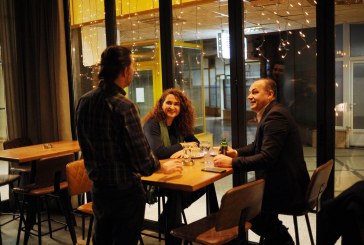 Hoxhaj me bashkëshorten e tij shijon kafen në lagjen e tyre