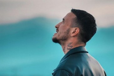 Reperi i njohur ndan një fotografi nga varrimi i Albert Krasniqit