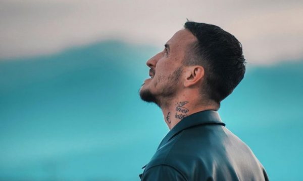 Reperi i njohur ndan një fotografi nga varrimi i Albert Krasniqit
