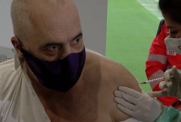 Vaksinohet Edi Rama, kryeministri merr i dyti në Shqipëri injeksionin anticovid-19