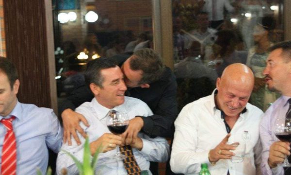 Babai i Rron Gjinovcit: Isha në dasmë te Sami Lushtaku, Rroni ishte në burg për veprat banditeske me VV’në