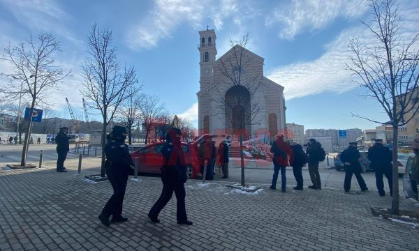 Nis aksioni i PSD’së, policia e rrethon Katedralen