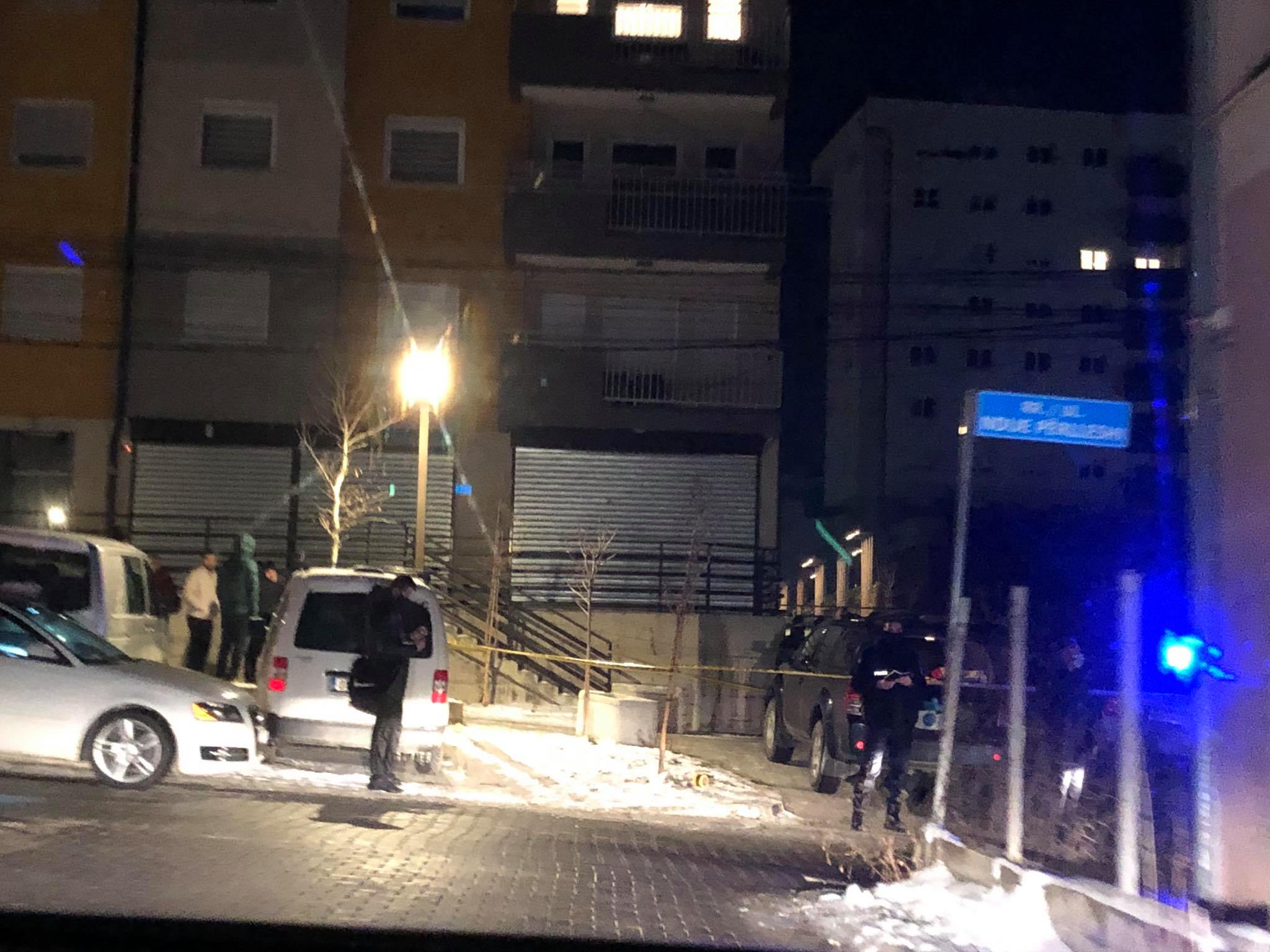 Trupi i pajetë i Albert Krasniqit largohet nga vendi i ngjarjes