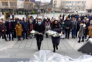 Osmani e Kurti bëjnë homazhe pranë shtatores së Zahir Pajazitit