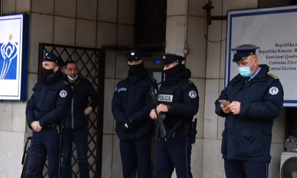 Policia e Kosovës zbarkon në KQZ
