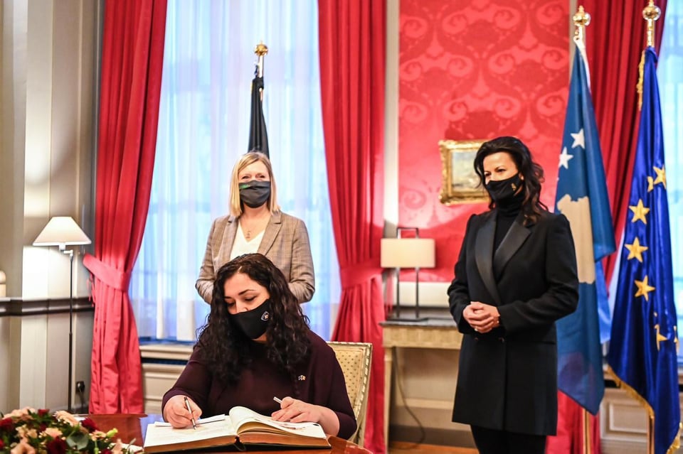 Vjosa Osmani nderohet në Parlamentin e Belgjikës nga presidentja e senatit