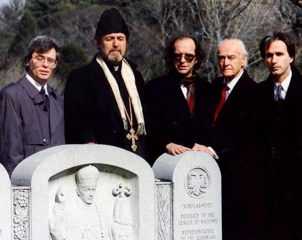 Harry Bajraktari kujton Rugovën me një foto të realizuar në Amerikë gjatë vitit 1993