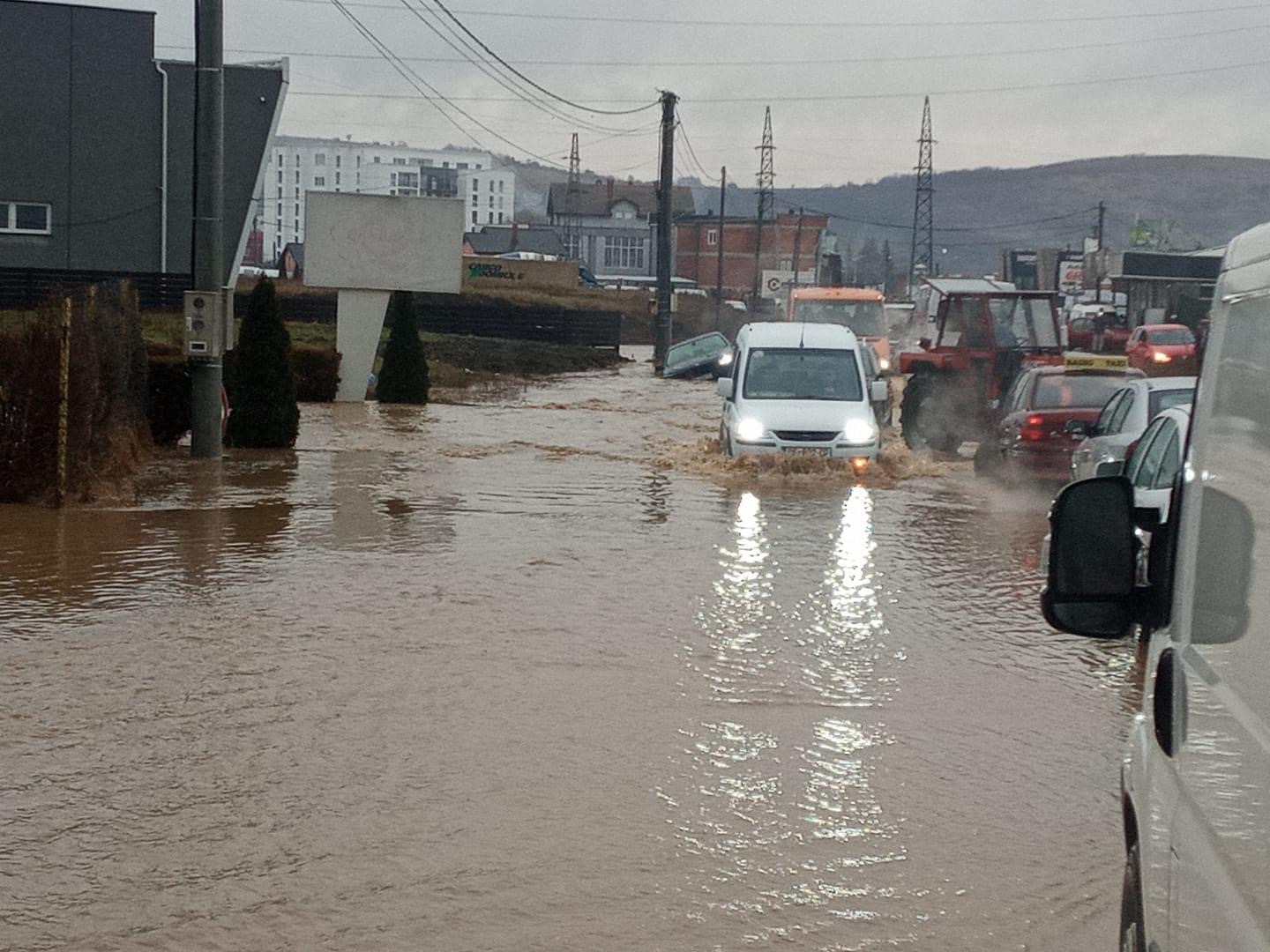 Kosova në kaos, gati të gjitha rrugët e bllokuara nga vërshimet