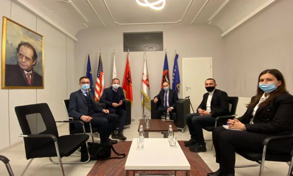15 vjeçari anëtarësohet në LDK, e pret Isa Mustafa