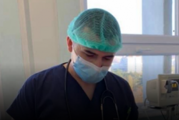 Flet anesteziologu që u sulmua në QKUK: Shkova për të ndihmuar pacientin, sapo hyra në dhomë u godita