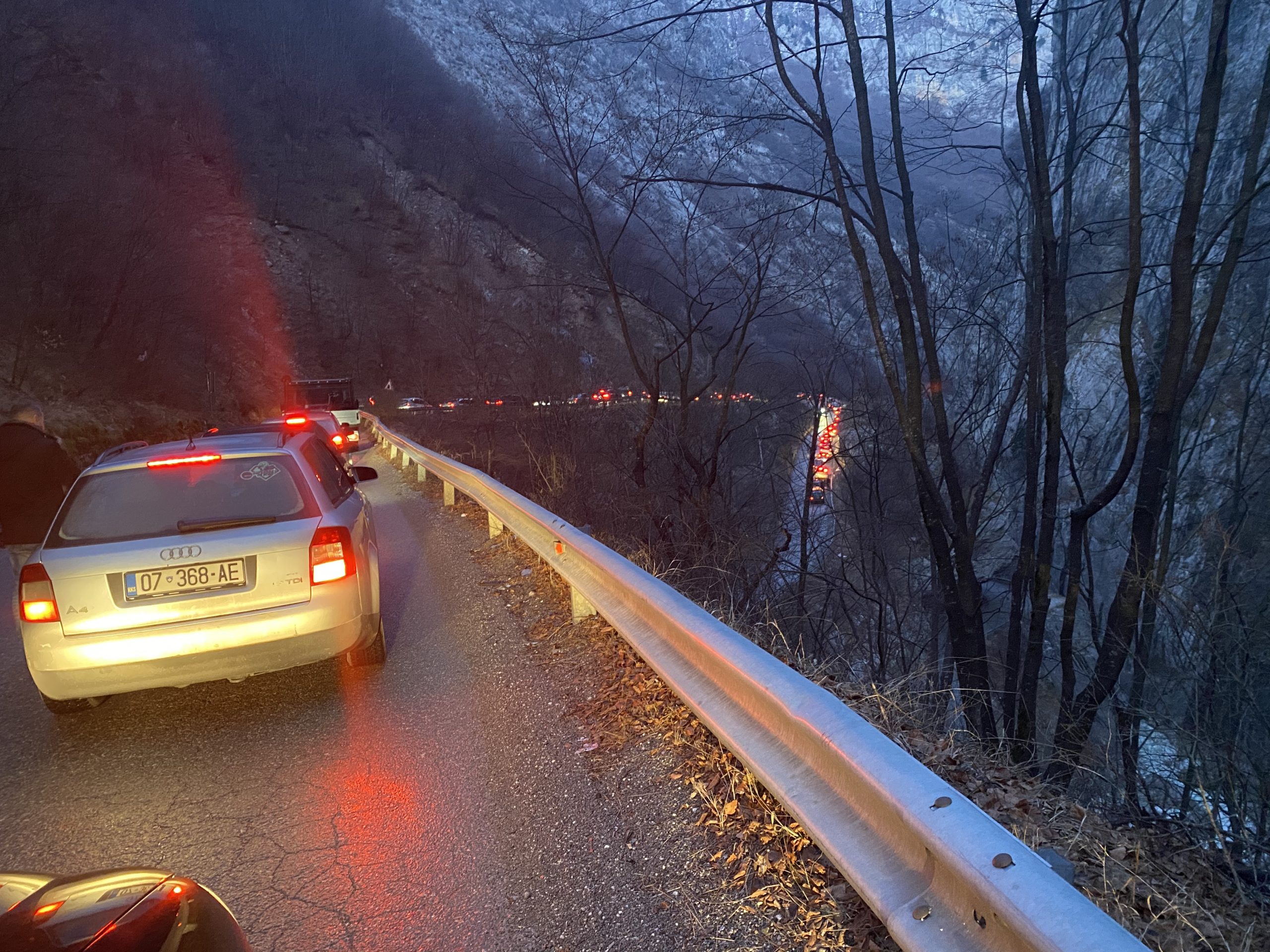 Bllokohet Boga shumë turistë mbesin lartë