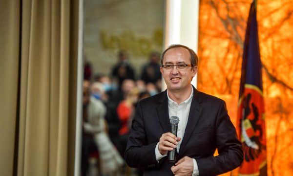Hoti tregon nga erdhi ideja për sloganin “Shteti Shtet”