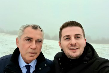 Gent Cakaj shfaqet në krahun e zyrtarit të PDK-së, e quan doktor