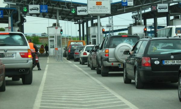 Nga sot, mërgimtarët do të duhet të paguajnë policat kufitare