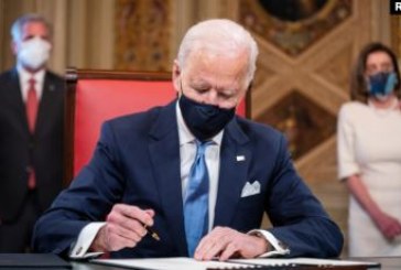 Presidenti Biden nënshkruan tri dokumentet e para
