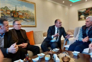 Enver Hoxhaj viziton familjen e Kadri Veselit