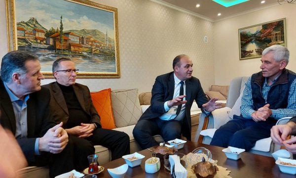 Enver Hoxhaj viziton familjen e Kadri Veselit