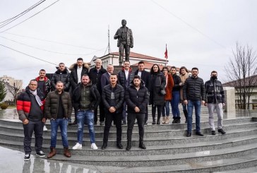 Ministri Selimi dhe shumë të rinjë në përkrahje të kandidatit Leonard Llolluni