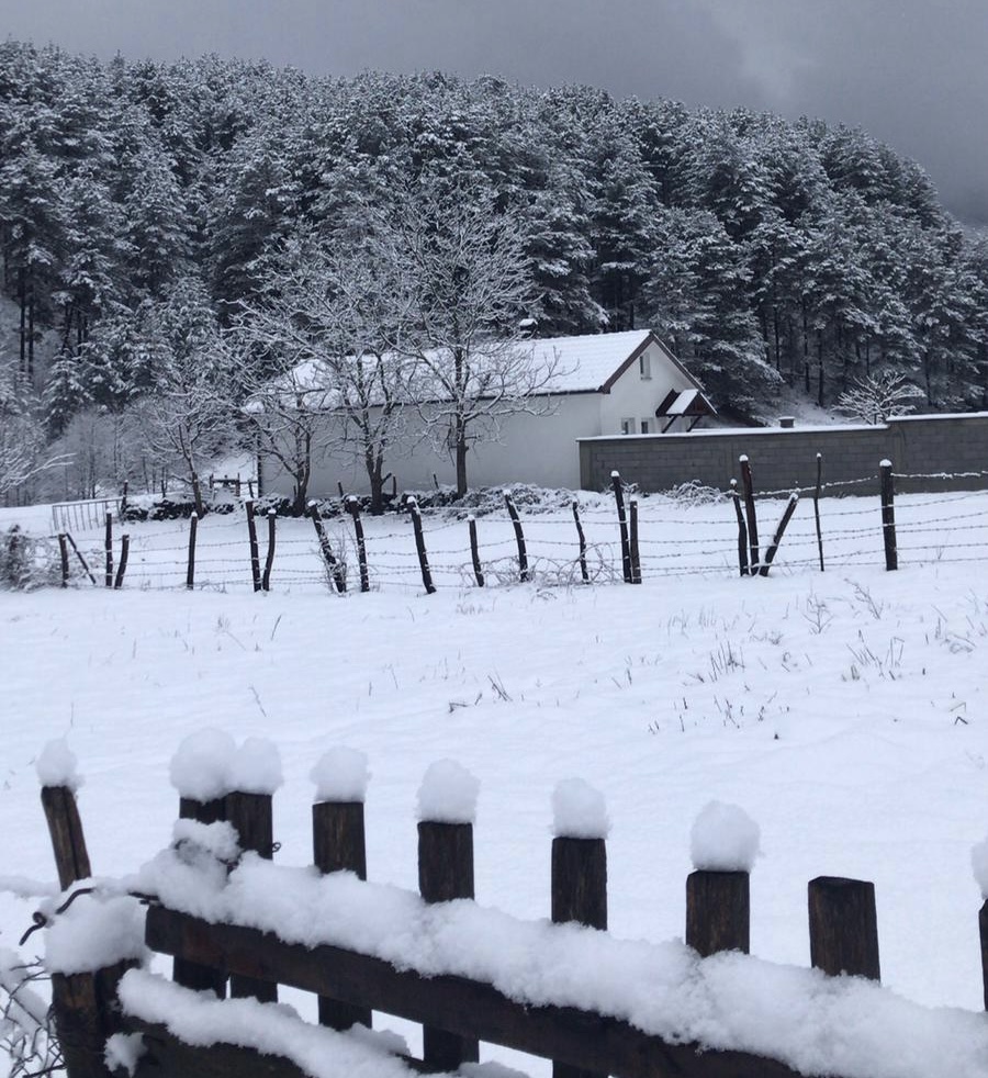 Mot i ftohtë e me reshje bore edhe sot në Kosovë