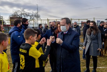 Kryeministri Hoti: Po rrumbullakohet infrastruktura sportive gjithandej nëpër Kosovë