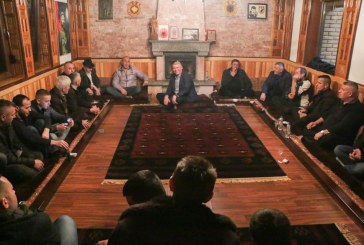 Haradinaj mirëpritet në familjen e Gjeneral Sylejman Selimit