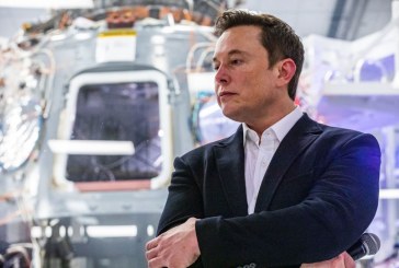 Elon Musk i përgjigjet një kërkese nga një person që i kishte dërguar të njëjtin mesazh 154 herë