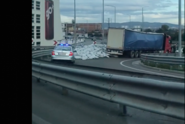 Vetaksidentohet kamioni, rruga në Fushë Kosovë bllokohet nga thasët me miell