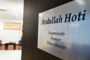 Punëtorët brenda Zyrës së Kryeministrit vazhdojnë grevën
