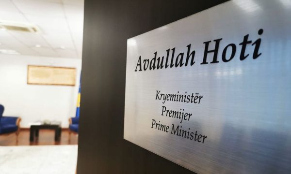 Punëtorët brenda Zyrës së Kryeministrit vazhdojnë grevën