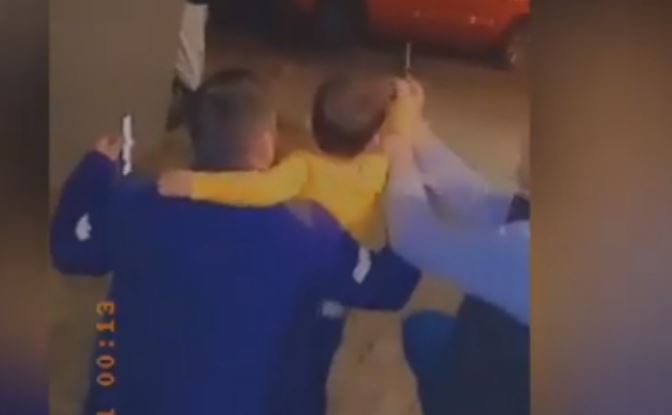 Ia dha armën fëmijës për të gjuajtur, arrestohet 39 vjeçari që postoi videon në Tik-Tok