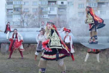 Lansohet klipi i këngës “Bang”, Rita Ora tërheq vëmendje me veshjet tradicionale shqiptare