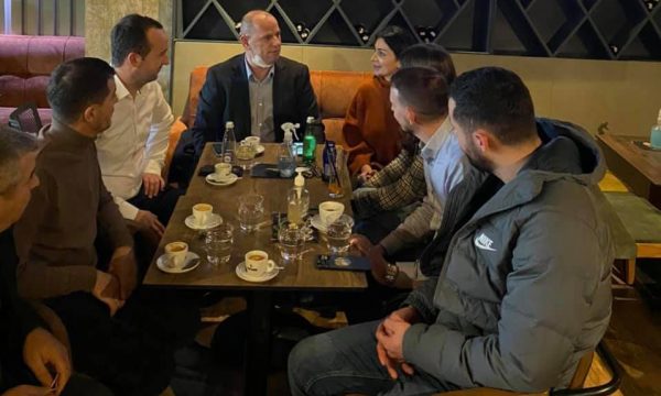 Lladrovci i del në mbrojtje Albin Kurti