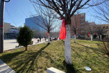 Nga Vetëvendosje tregojnë pse i vendosën shiritat e kuq