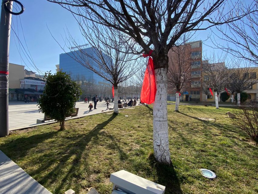 Nga Vetëvendosje tregojnë pse i vendosën shiritat e kuq