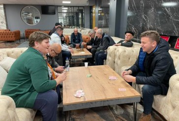 Presidenti i FC Ballkani, Arsim Kabashi viziton të moshuarit, luan shah e letra