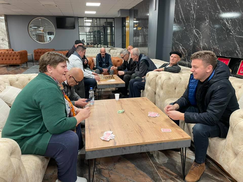 Presidenti i FC Ballkani, Arsim Kabashi viziton të moshuarit, luan shah e letra