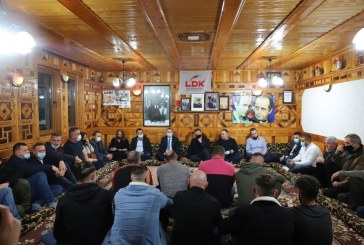 Zemaj sërish i thyen rregullat anti-Covid, bën fushatë në një odë me afër 30 persona