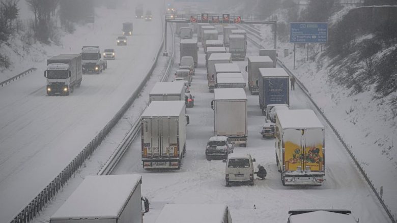 Reshje të mëdha të borës, kaos në trafik në Gjermani dhe Holandë – gjendje më e mirë nuk është as në Mbretëri të Bashkuar e Francë