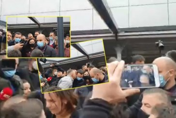 Qytetari i dhuron një puthje të ngrohtë Albin Kurtit në Kamenicë